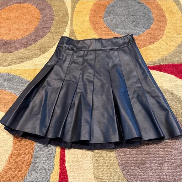 Abercrombie & Fitch Vegan Black Leather High Waisted Pleated Skirt Women’s XS - Picture 1 of 3